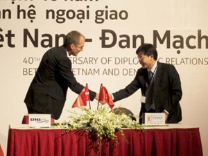 Signing contract DHI and Water Resources University Hanoi Vietnam November 2011