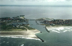 Luftfoto af Hvide Sande Havn med det gamle havnedesign, hvor der sker tilsanding på nordsiden af havneindløbet.